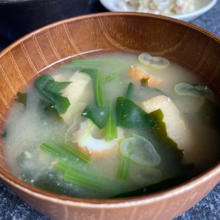 ほうれん草、ちくわ、ワカメの味噌汁